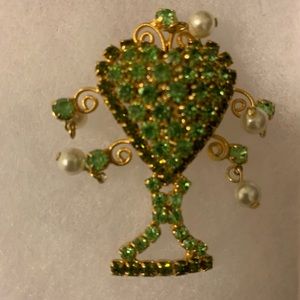 Sweetheart pearl and green gem vintage pin 💚